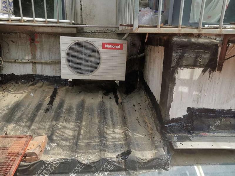 屋頂外墻防水修補：清理基層，新舊面層必須清理干凈，不得有雜物和灰塵，以免影響粘結強度，涂刷防水涂料時基層應干燥。接下來，清理死角，也就是所謂的陰陽角、施工縫、伸縮縫等比較重要的部位進行處理，尤其注意的是泄水孔要加強處理，需要涂刷2－3遍防水底層涂料。防水涂料必須按照產品使用說明進行配比，按A：B＝2：1的比例進行配比，攪拌時間約3-5，并攪拌至甲、乙兩組份的混合液體均勻為止。將攪拌均勻的晨光防水涂料根據現(xiàn)場要涂刷的面積開始涂刷，基層涂刷要大于粘卷材的面積，不要超過三十。刷第二次涂料之前必須要等一次涂料完全凝固后方可再次涂刷，底層涂料次涂刷完畢后約4&mdash;8左右。