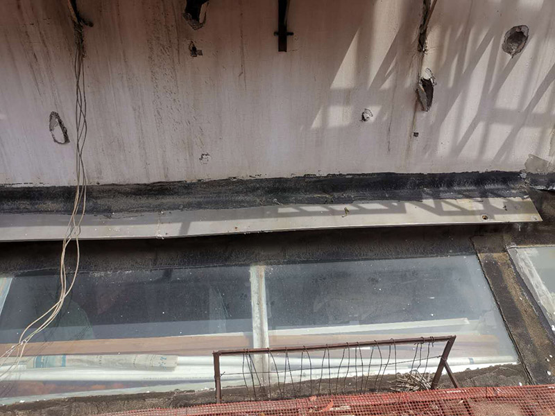 屋頂外墻防水修補：清理基層，新舊面層必須清理干凈，不得有雜物和灰塵，以免影響粘結強度，涂刷防水涂料時基層應干燥。接下來，清理死角，也就是所謂的陰陽角、施工縫、伸縮縫等比較重要的部位進行處理，尤其注意的是泄水孔要加強處理，需要涂刷2－3遍防水底層涂料。防水涂料必須按照產品使用說明進行配比，按A：B＝2：1的比例進行配比，攪拌時間約3-5，并攪拌至甲、乙兩組份的混合液體均勻為止。將攪拌均勻的晨光防水涂料根據現(xiàn)場要涂刷的面積開始涂刷，基層涂刷要大于粘卷材的面積，不要超過三十。刷第二次涂料之前必須要等一次涂料完全凝固后方可再次涂刷，底層涂料次涂刷完畢后約4&mdash;8左右。