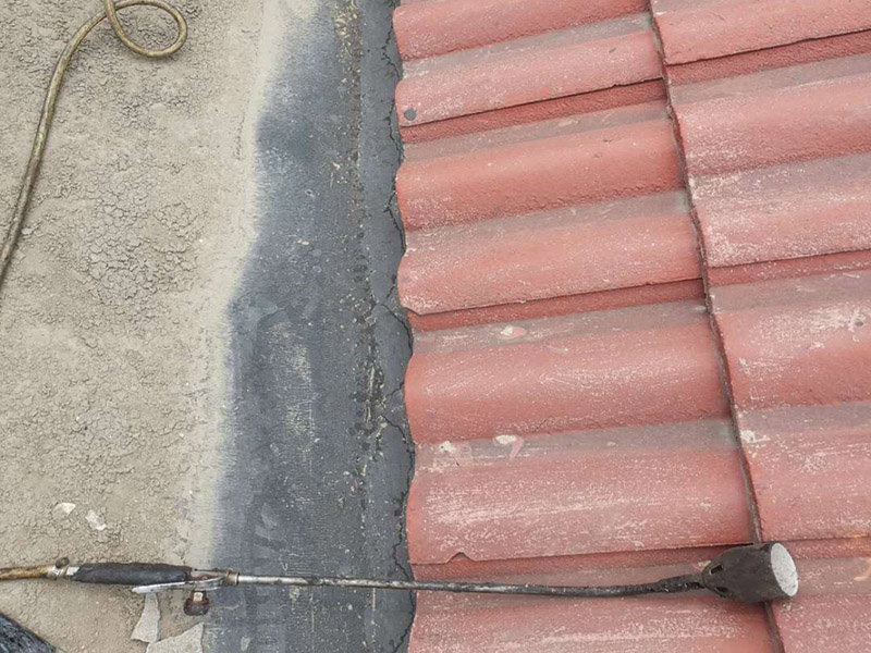 屋頂外墻防水修補：清理基層，新舊面層必須清理干凈，不得有雜物和灰塵，以免影響粘結強度，涂刷防水涂料時基層應干燥。接下來，清理死角，也就是所謂的陰陽角、施工縫、伸縮縫等比較重要的部位進行處理，尤其注意的是泄水孔要加強處理，需要涂刷2－3遍防水底層涂料。防水涂料必須按照產品使用說明進行配比，按A：B＝2：1的比例進行配比，攪拌時間約3-5，并攪拌至甲、乙兩組份的混合液體均勻為止。將攪拌均勻的晨光防水涂料根據現(xiàn)場要涂刷的面積開始涂刷，基層涂刷要大于粘卷材的面積，不要超過三十。刷第二次涂料之前必須要等一次涂料完全凝固后方可再次涂刷，底層涂料次涂刷完畢后約4&mdash;8左右。