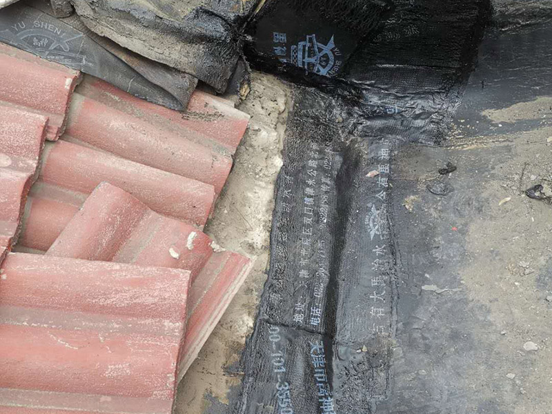 屋頂外墻防水修補：清理基層，新舊面層必須清理干凈，不得有雜物和灰塵，以免影響粘結強度，涂刷防水涂料時基層應干燥。接下來，清理死角，也就是所謂的陰陽角、施工縫、伸縮縫等比較重要的部位進行處理，尤其注意的是泄水孔要加強處理，需要涂刷2－3遍防水底層涂料。防水涂料必須按照產品使用說明進行配比，按A：B＝2：1的比例進行配比，攪拌時間約3-5，并攪拌至甲、乙兩組份的混合液體均勻為止。將攪拌均勻的晨光防水涂料根據現(xiàn)場要涂刷的面積開始涂刷，基層涂刷要大于粘卷材的面積，不要超過三十。刷第二次涂料之前必須要等一次涂料完全凝固后方可再次涂刷，底層涂料次涂刷完畢后約4&mdash;8左右。