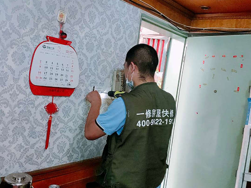 電路打孔安裝：彈線定位  根據(jù)線路圖，經(jīng)過測量確定線管走向，標高，開關(guān)，插座等位置，用墨斗彈出位置，便于后期工作。確定位置后沿著墨斗彈線位置進行開槽打孔處理。要求必須橫平豎直，槽深度等于線管直徑+10MM。其中需要注意的是不能橫向開槽，不能再承重結(jié)構(gòu)上開槽，否則可能會使墻體的受力結(jié)構(gòu)受到影響。電線管敷設(shè)。