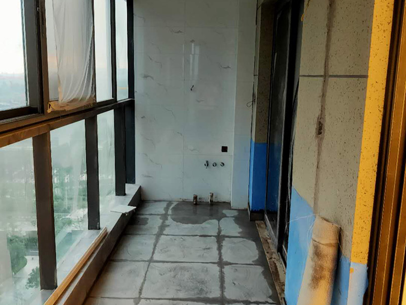 陽(yáng)臺(tái)地磚墻磚鋪貼：現(xiàn)在比較普遍的地面磚鋪貼方法就是濕鋪法，這種鋪貼方法與干鋪法不同之處在于將1：3的干性水泥漿替換成水泥沙漿和普通水。需要注意的是這種鋪貼法在鋪貼過(guò)程中容易產(chǎn)生氣泡和空鼓，這樣就會(huì)影響地磚的使用壽命。也是因?yàn)檫@種原因使其價(jià)格便宜，操作簡(jiǎn)單。