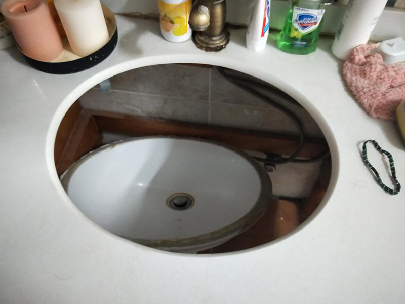 浴室盆安裝維修：需用小鏟子將臺(tái)下盆邊緣處的粘合劑清理干凈，再將云石大力膠或大理石膠涂抹在臺(tái)下盆的邊緣處，粘合時(shí)臺(tái)下盆邊緣需對準(zhǔn)盆口，然后放置一到兩天，待膠水完全干透后即可使用，如果不放心自己操作，可以聯(lián)系專業(yè)的維修師傅上門進(jìn)行整修。