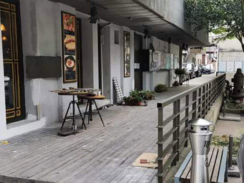 茶餐廳翻新裝修：合同簽訂前，要求施工方負(fù)責(zé)人列舉出施工進(jìn)度表，人員安排表,施工現(xiàn)場(chǎng)保護(hù)措施等，并作好與物業(yè)三方面的溝通。簽訂裝修合同前投資人應(yīng)當(dāng)?shù)窖b修公司進(jìn)行實(shí)地考察與洽談，驗(yàn)證裝修公司裝修施工資質(zhì)和企業(yè)工商執(zhí)照。前期準(zhǔn)備工作完畢后，準(zhǔn)備開(kāi)工，首先裝修設(shè)備機(jī)器和材料進(jìn)場(chǎng),辦好裝修人員進(jìn)出證明，立好施工項(xiàng)目牌，做好施工現(xiàn)場(chǎng)圍欄和安全提示。初期主要是基礎(chǔ)建設(shè)和硬件打底，基礎(chǔ)管網(wǎng)的布設(shè)等。施工監(jiān)理現(xiàn)場(chǎng)裝修跟蹤，對(duì)于現(xiàn)場(chǎng)施工情況進(jìn)行監(jiān)督與協(xié)調(diào)。