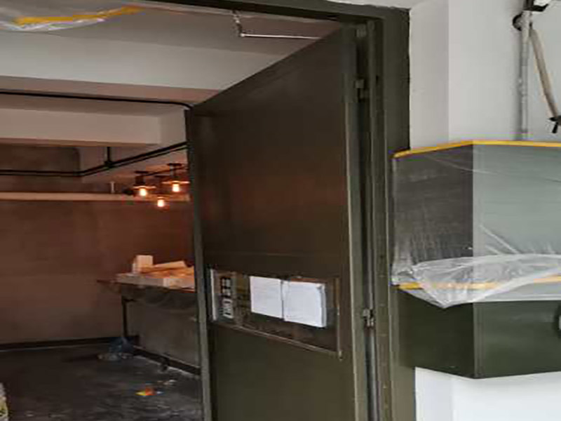 茶餐廳翻新裝修：合同簽訂前，要求施工方負(fù)責(zé)人列舉出施工進(jìn)度表，人員安排表,施工現(xiàn)場(chǎng)保護(hù)措施等，并作好與物業(yè)三方面的溝通。簽訂裝修合同前投資人應(yīng)當(dāng)?shù)窖b修公司進(jìn)行實(shí)地考察與洽談，驗(yàn)證裝修公司裝修施工資質(zhì)和企業(yè)工商執(zhí)照。前期準(zhǔn)備工作完畢后，準(zhǔn)備開(kāi)工，首先裝修設(shè)備機(jī)器和材料進(jìn)場(chǎng),辦好裝修人員進(jìn)出證明，立好施工項(xiàng)目牌，做好施工現(xiàn)場(chǎng)圍欄和安全提示。初期主要是基礎(chǔ)建設(shè)和硬件打底，基礎(chǔ)管網(wǎng)的布設(shè)等。施工監(jiān)理現(xiàn)場(chǎng)裝修跟蹤，對(duì)于現(xiàn)場(chǎng)施工情況進(jìn)行監(jiān)督與協(xié)調(diào)。