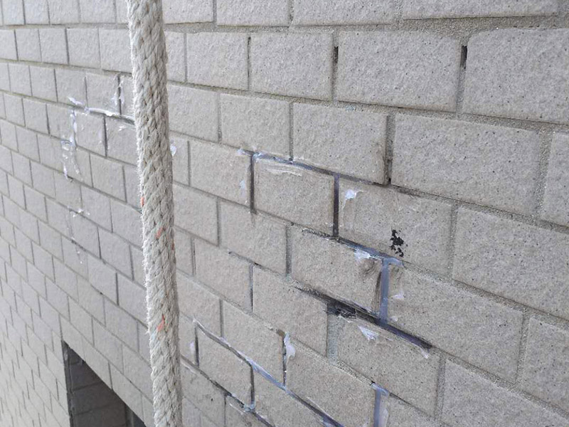 外墻瓷磚縫隙漏水：1.清理瓷磚縫隙原有的嵌填材料,不得有松散雜物等。 2.采用機(jī)械對(duì)瓷磚縫隙烘干至無(wú)潮氣,干燥宜可。 3.根據(jù)現(xiàn)場(chǎng)制定縫隙的寬度粘貼美縫紙。 4.打涂防水博士&ldquo;瓷邊密封膠&rdquo;并修飾平整美觀。 5.待5-8分鐘后取除美縫紙,4小時(shí)候干透即可使用。