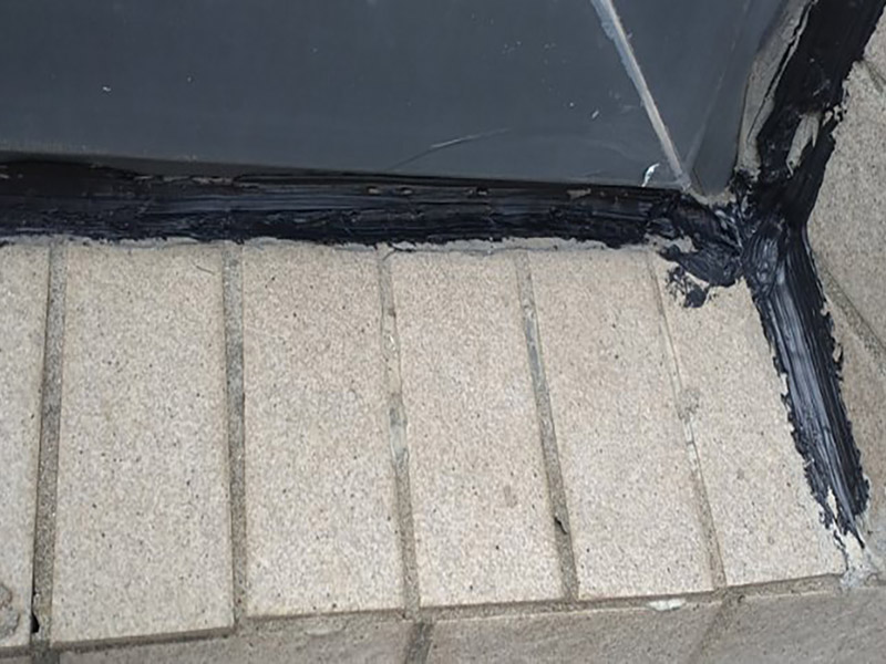 窗外縫隙防水維修:窗臺漏水的情況有很多，其中就有因為窗戶本身質(zhì)量問題造成的漏水，還有可能是因為墻體與窗臺的縫隙造成的漏水情況，這個時候應(yīng)該將封信重新密封起來，將原有的密封物清除掉，使用耐候型玻璃膠將縫隙密封起來，然后再使用泥沙漿封死做防水。也可以從安裝窗戶的時候就開始做好防水準(zhǔn)備，將室外的窗臺做成順?biāo)拢饷娴拇芭_低于室內(nèi)窗臺板20毫米左右就好，而且金屬窗外框和室內(nèi)創(chuàng)天板之間的縫隙還是要使用質(zhì)量優(yōu)質(zhì)的密封膠來封閉，確保水密性。這樣能夠很好預(yù)防漏水情況。