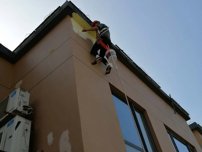 高空外墻防水：1、在室內(nèi)用卷尺丈量漏水點-----對應(yīng)外墻準(zhǔn)確點---在相應(yīng)處做好標(biāo)識。2、施工人員要有高空作業(yè)資格，吊繩要牢固韌性好。3、施工過程中要注意繩子的拉力和磨損程度，關(guān)注高空作業(yè)人員生命安全。4、調(diào)好補縫和補洞的財為，安排專業(yè)人員做吊繩索施工，從上至下修補裂縫和孔洞。必要時應(yīng)紗布加強防止開裂。5、涂刷外墻防水材料(2遍)，在漏水面積上加大。6、做好修補涂刷自檢后，并清潔瓷片。7、自上而下全部修復(fù)，自檢合格后，方可移離繩索和安全設(shè)施。