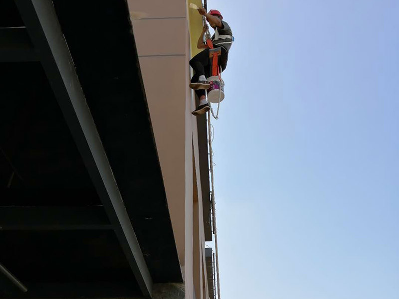 高空外墻防水：1、在室內(nèi)用卷尺丈量漏水點-----對應(yīng)外墻準(zhǔn)確點---在相應(yīng)處做好標(biāo)識。2、施工人員要有高空作業(yè)資格，吊繩要牢固韌性好。3、施工過程中要注意繩子的拉力和磨損程度，關(guān)注高空作業(yè)人員生命安全。4、調(diào)好補縫和補洞的財為，安排專業(yè)人員做吊繩索施工，從上至下修補裂縫和孔洞。必要時應(yīng)紗布加強防止開裂。5、涂刷外墻防水材料(2遍)，在漏水面積上加大。6、做好修補涂刷自檢后，并清潔瓷片。7、自上而下全部修復(fù)，自檢合格后，方可移離繩索和安全設(shè)施。