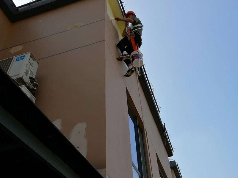 高空外墻防水：1、在室內(nèi)用卷尺丈量漏水點-----對應(yīng)外墻準(zhǔn)確點---在相應(yīng)處做好標(biāo)識。2、施工人員要有高空作業(yè)資格，吊繩要牢固韌性好。3、施工過程中要注意繩子的拉力和磨損程度，關(guān)注高空作業(yè)人員生命安全。4、調(diào)好補縫和補洞的財為，安排專業(yè)人員做吊繩索施工，從上至下修補裂縫和孔洞。必要時應(yīng)紗布加強防止開裂。5、涂刷外墻防水材料(2遍)，在漏水面積上加大。6、做好修補涂刷自檢后，并清潔瓷片。7、自上而下全部修復(fù)，自檢合格后，方可移離繩索和安全設(shè)施。