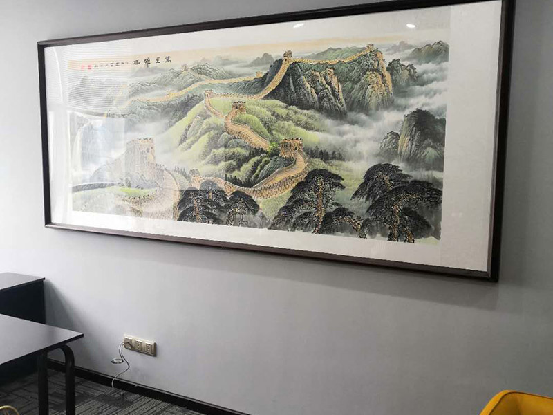 掛畫安裝服務(wù):釘子固定,這是最簡(jiǎn)單的一種安裝方法，但是會(huì)對(duì)墻面造成一定的破壞，使用這種方法之前，一定要考慮好確定的位置，不要輕易改動(dòng)。 掛鉤固定,用專門掛畫用的掛鉤，不同的規(guī)格分別承受不同的重量，最大可承受20斤。掛鉤上有非常堅(jiān)硬細(xì)小的鋼針，適合堅(jiān)硬的墻面，不會(huì)把墻釘出裂痕，同時(shí)方便更換畫，不會(huì)影響整體的美觀。 吊放,從頂面上垂下吊線或有裝飾性的繩、鏈等，將畫吊起，同時(shí)吊一幅或多幅均可，也可以用釘釘在天花板腳線，然后用魚絲按自己要求的高度把畫掛上去。