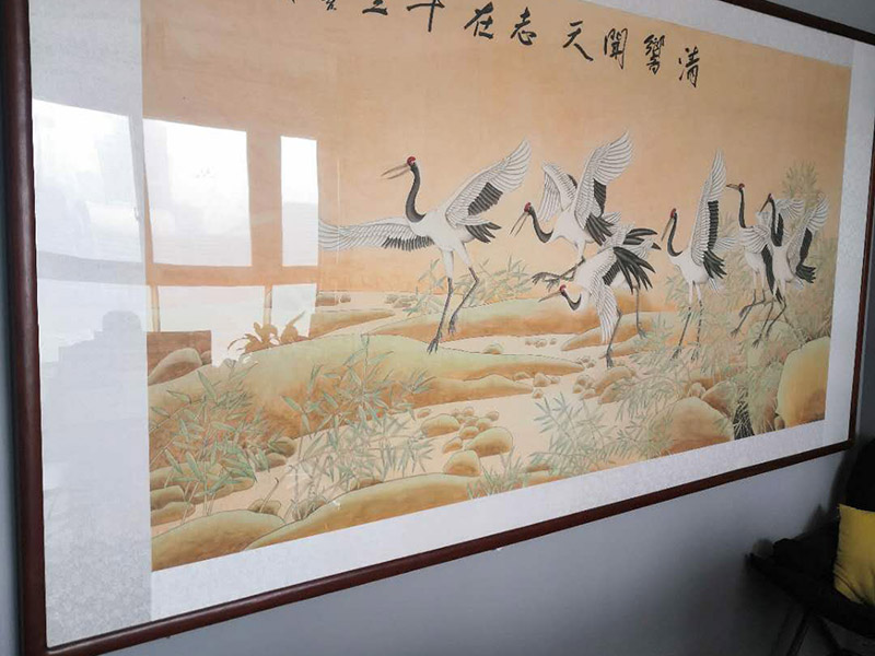 掛畫安裝服務(wù):釘子固定,這是最簡(jiǎn)單的一種安裝方法，但是會(huì)對(duì)墻面造成一定的破壞，使用這種方法之前，一定要考慮好確定的位置，不要輕易改動(dòng)。 掛鉤固定,用專門掛畫用的掛鉤，不同的規(guī)格分別承受不同的重量，最大可承受20斤。掛鉤上有非常堅(jiān)硬細(xì)小的鋼針，適合堅(jiān)硬的墻面，不會(huì)把墻釘出裂痕，同時(shí)方便更換畫，不會(huì)影響整體的美觀。 吊放,從頂面上垂下吊線或有裝飾性的繩、鏈等，將畫吊起，同時(shí)吊一幅或多幅均可，也可以用釘釘在天花板腳線，然后用魚絲按自己要求的高度把畫掛上去。