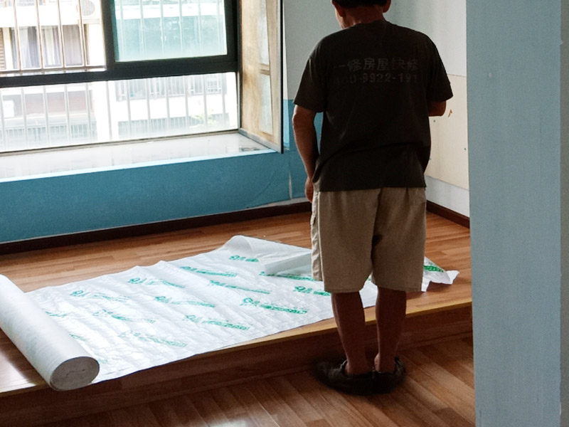 門窗家具保護(hù)方案:地板保護(hù)，地板保護(hù)需要使用pvc+棉保護(hù)膜 （薄的保護(hù)膜會在裝修過程中踩壞），沿墻邊使用家較寬的地板專用膠帶密封。家居保護(hù)只需要使用普通pvc保護(hù)膜即可，注意下方要留足保護(hù)膜遮蓋下方地板。門窗保護(hù):使用無紡布門窗保護(hù)膜，裁剪適當(dāng)大小貼在窗戶上級窗戶框上即可。門使用pvc保護(hù)膜