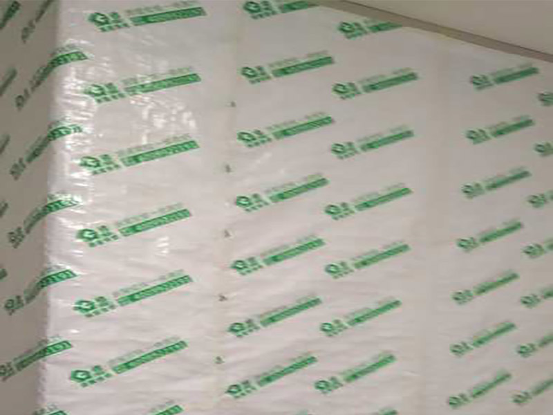 門窗家具保護(hù)方案:地板保護(hù)，地板保護(hù)需要使用pvc+棉保護(hù)膜 （薄的保護(hù)膜會在裝修過程中踩壞），沿墻邊使用家較寬的地板專用膠帶密封。家居保護(hù)只需要使用普通pvc保護(hù)膜即可，注意下方要留足保護(hù)膜遮蓋下方地板。門窗保護(hù):使用無紡布門窗保護(hù)膜，裁剪適當(dāng)大小貼在窗戶上級窗戶框上即可。門使用pvc保護(hù)膜