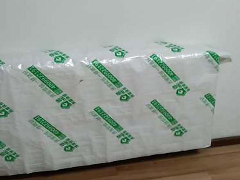 門窗家具保護(hù)方案:地板保護(hù)，地板保護(hù)需要使用pvc+棉保護(hù)膜 （薄的保護(hù)膜會在裝修過程中踩壞），沿墻邊使用家較寬的地板專用膠帶密封。家居保護(hù)只需要使用普通pvc保護(hù)膜即可，注意下方要留足保護(hù)膜遮蓋下方地板。門窗保護(hù):使用無紡布門窗保護(hù)膜，裁剪適當(dāng)大小貼在窗戶上級窗戶框上即可。門使用pvc保護(hù)膜