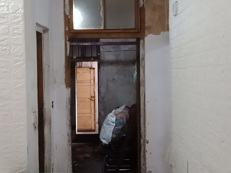 老房子拆除翻新：1、在舊房翻新中先實施的是主題拆除，其中主要包括墻面、地面、門窗、水路、電路等各方面的拆除。提醒各位裝修業(yè)主們在拆除過程中，廚衛(wèi)的墻磚鏟除中防水層是極易被損壞的，所以裝修業(yè)主們在墻面抹灰完成后一定要重新做防水。 2、拆改會產(chǎn)生許多的垃圾，要及時清理，同時老房翻新過程中時刻保持室內(nèi)的清潔，這對于施工也是非常方便的。 3、然后就是水路的改造，這是舊房翻新最重要的項目之一。首先要檢查舊房本來的上、下水路是否銹蝕、老化。對于勉強能使用的水路管線，今后的使用過程中會出現(xiàn)滲水、漏水等諸多問題使得更加麻煩。 4、和水路改造同樣重要的就是電路改造了。舊房中很多用的是鋁線，但是鋁已經(jīng)過時并且很容易老化，使得其導(dǎo)電性差、易發(fā)熱 導(dǎo)致火災(zāi)隱患的威脅尤為突出，不僅如此，舊房中違章布線、設(shè)計容量不夠等問題都是在改造中要著重關(guān)心的。