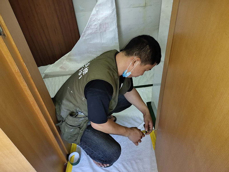 木門安裝服務(wù)：首先我們要組裝門套。將木門的各個部件整理好了，此時只需要將門套與立板根據(jù)編號接合。接下來將門套安裝進(jìn)門洞里。這是比較重要的一個木門安裝步驟，應(yīng)該先將門套的四周固定好，要注意門套是否與地面垂直，這時候的木門安裝標(biāo)準(zhǔn)是垂直誤差不可以超過2mm,水平誤差不允許超過1mm。然后就是安裝門扇了，密封條一定要做好。最后是安裝五金，包括門鎖、合頁、門吸等，一定要確保靈活、牢固。 木門安裝時一定要預(yù)留洞口，而不是采取邊安裝邊砌口的做法，因?yàn)檫@會讓木門安裝時的誤差非常大。  木門安裝要注意墻體的干燥程度。