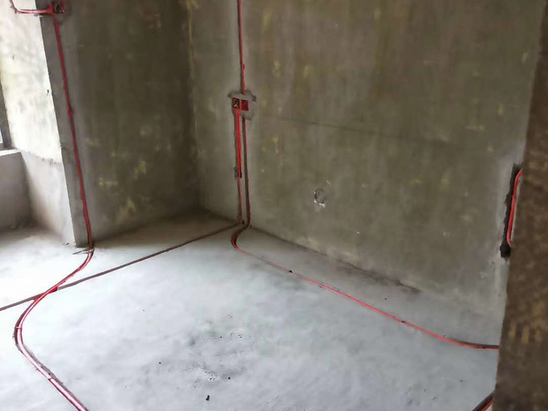 全屋電路布線：首先要根據(jù)電路的用途進(jìn)行電路定位。比如，開關(guān)、插座、燈等根據(jù)要求進(jìn)行定位。定位完成后，根據(jù)定位和電路走向，開布線槽。線路槽很有講究，要橫平豎直。不過，規(guī)范的做法是盡量少開橫槽，會影響墻的承受力。開槽深度應(yīng)一致，一般為PVC管直徑+10mm，要求槽線筆直。 線管有冷彎管和PVC管兩種，最好用315重型PVC管，冷彎管可以彎曲而不斷裂，是布線的最好選擇，因為它的轉(zhuǎn)角是有弧度的，線可以隨時更換，而不用開墻。冷彎管要用彎管工具，弧度應(yīng)該是線管直徑的6倍，先排管，后用鋼絲穿過，便于以后線路升級、維修。