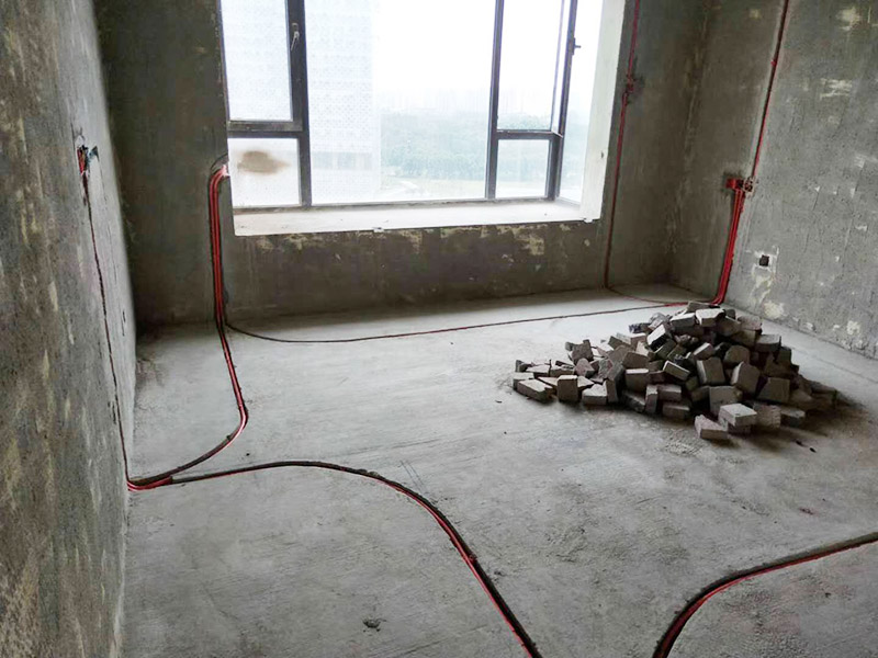 全屋電路布線：首先要根據(jù)電路的用途進(jìn)行電路定位。比如，開關(guān)、插座、燈等根據(jù)要求進(jìn)行定位。定位完成后，根據(jù)定位和電路走向，開布線槽。線路槽很有講究，要橫平豎直。不過，規(guī)范的做法是盡量少開橫槽，會影響墻的承受力。開槽深度應(yīng)一致，一般為PVC管直徑+10mm，要求槽線筆直。 線管有冷彎管和PVC管兩種，最好用315重型PVC管，冷彎管可以彎曲而不斷裂，是布線的最好選擇，因為它的轉(zhuǎn)角是有弧度的，線可以隨時更換，而不用開墻。冷彎管要用彎管工具，弧度應(yīng)該是線管直徑的6倍，先排管，后用鋼絲穿過，便于以后線路升級、維修。