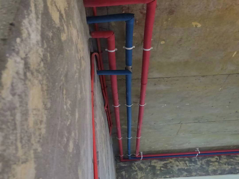 全屋電路布線：首先要根據(jù)電路的用途進(jìn)行電路定位。比如，開關(guān)、插座、燈等根據(jù)要求進(jìn)行定位。定位完成后，根據(jù)定位和電路走向，開布線槽。線路槽很有講究，要橫平豎直。不過，規(guī)范的做法是盡量少開橫槽，會影響墻的承受力。開槽深度應(yīng)一致，一般為PVC管直徑+10mm，要求槽線筆直。 線管有冷彎管和PVC管兩種，最好用315重型PVC管，冷彎管可以彎曲而不斷裂，是布線的最好選擇，因為它的轉(zhuǎn)角是有弧度的，線可以隨時更換，而不用開墻。冷彎管要用彎管工具，弧度應(yīng)該是線管直徑的6倍，先排管，后用鋼絲穿過，便于以后線路升級、維修。