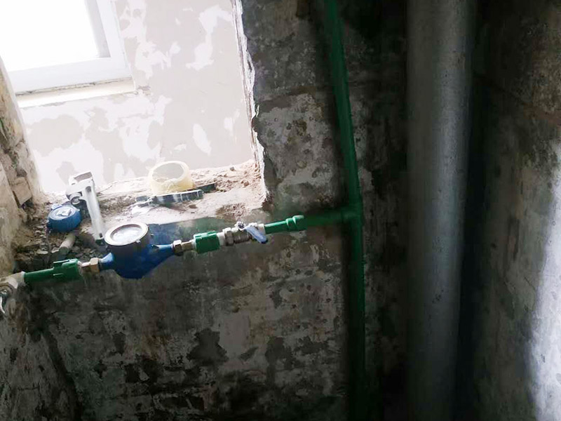 水表更換維修：首先要將進(jìn)戶總閥門關(guān)閉，松開閥門兩端的螺絲，更換新的即可。用水管鉗配合活動扳手取下壞掉的水管、配件、水表頭、水表墊子，爛掉的生銹鐵管。鐵管外牙繞夠生料帶，繞生料帶時應(yīng)順著牙絲繞必須繞夠厚度不然滲水返工麻煩拆下來重裝不容易。按順序先接好鐵管，最后安裝水表因水表頭是兩個活接留在最后好安裝，順序搞反了不然沒有辦法安裝完水管。