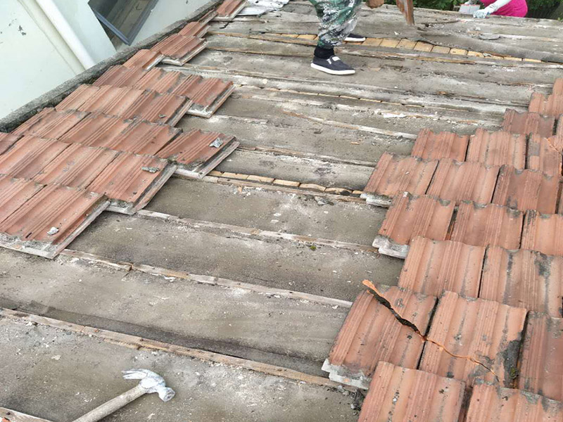 瓦房拆除防水維修：在屋頂擺列的椽子上，一般會加蓋一層木板，稱作望板，用以承托苫背和瓦件，除了木質(zhì)望板之外，還有荊芭，瓦芭，席箔，葦箔，望磚等其他材料，在這一層上面使用泥灰做防水層，這個操作就是所謂的苫背。防水層先以白灰膏封閉望板的縫隙，再鋪青灰，類似于現(xiàn)在的混凝土，然后加上10厘米左右的灰背，以石灰和細(xì)粘土混合拍實，用以做剛性防水。瓦件的疊加總會有滲漏，這是第二道防線。當(dāng)然還有使用類似現(xiàn)在金屬卷材的鉛錫背，防水性能更佳。