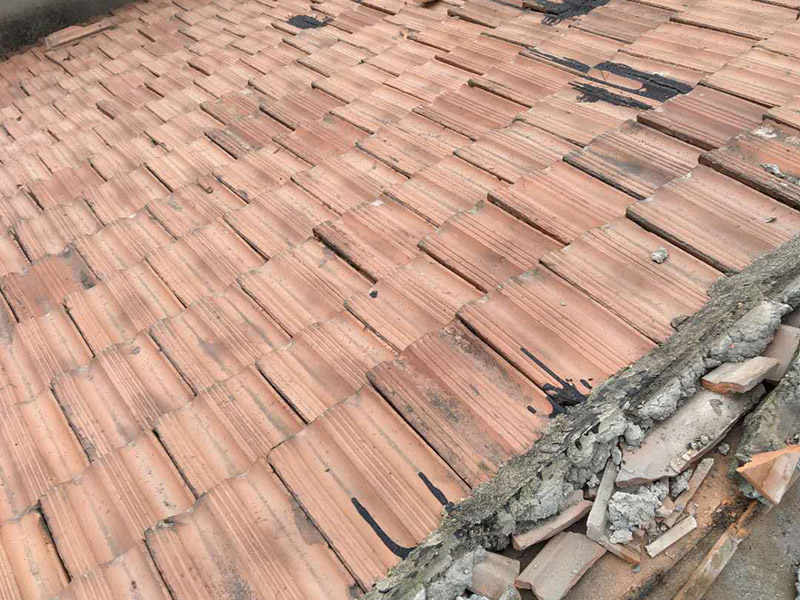 瓦房拆除防水維修：在屋頂擺列的椽子上，一般會加蓋一層木板，稱作望板，用以承托苫背和瓦件，除了木質(zhì)望板之外，還有荊芭，瓦芭，席箔，葦箔，望磚等其他材料，在這一層上面使用泥灰做防水層，這個操作就是所謂的苫背。防水層先以白灰膏封閉望板的縫隙，再鋪青灰，類似于現(xiàn)在的混凝土，然后加上10厘米左右的灰背，以石灰和細(xì)粘土混合拍實，用以做剛性防水。瓦件的疊加總會有滲漏，這是第二道防線。當(dāng)然還有使用類似現(xiàn)在金屬卷材的鉛錫背，防水性能更佳。