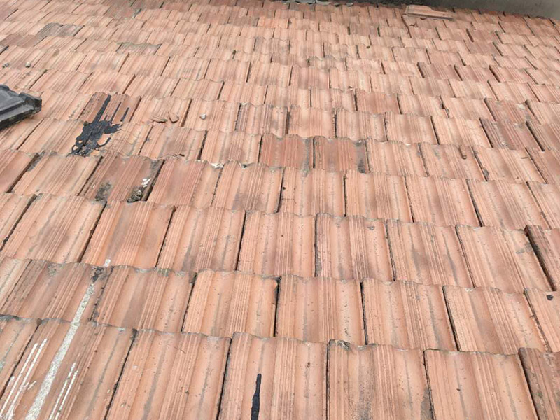 瓦房拆除防水維修：在屋頂擺列的椽子上，一般會加蓋一層木板，稱作望板，用以承托苫背和瓦件，除了木質(zhì)望板之外，還有荊芭，瓦芭，席箔，葦箔，望磚等其他材料，在這一層上面使用泥灰做防水層，這個操作就是所謂的苫背。防水層先以白灰膏封閉望板的縫隙，再鋪青灰，類似于現(xiàn)在的混凝土，然后加上10厘米左右的灰背，以石灰和細(xì)粘土混合拍實，用以做剛性防水。瓦件的疊加總會有滲漏，這是第二道防線。當(dāng)然還有使用類似現(xiàn)在金屬卷材的鉛錫背，防水性能更佳。