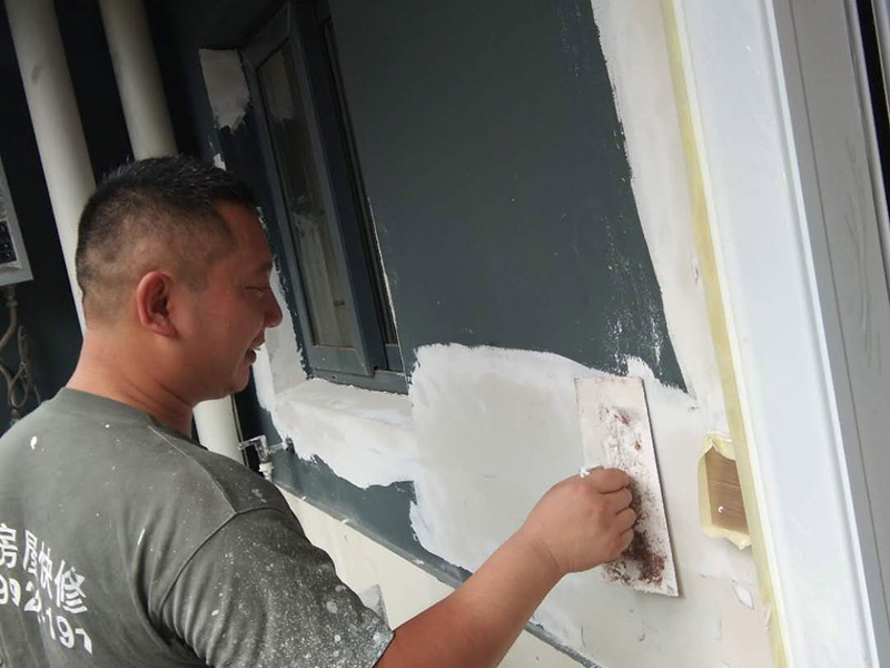 外墻粉刷翻新：在舊墻面上重新刷乳膠漆之前，一般先要對舊墻上的油污、浮灰、空鼓或裂紋等做處理，清除浮灰，鏟除起砂翹皮等部位，對油污的部位，應(yīng)先將原有涂層鏟除，不能鏟除應(yīng)徹底清洗干凈，墻面清理完畢，在用膩子批刮兩道。選用顆粒細(xì)度較高和質(zhì)地較硬的膩子為佳，也可以在膩子里增添加一定的白乳膠，可以提高膩子的硬度。上完底漆后，可以明顯看到膩子打磨完畢后還留有一些坑眼，這時候就需要修補(bǔ)了，修補(bǔ)時一定要打磨平整，再用稍微多加一點水的底漆刷一遍，以免刷面漆的時候因為與其它墻面吃水量不同而有色差。