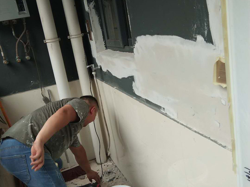 外墻粉刷翻新：在舊墻面上重新刷乳膠漆之前，一般先要對舊墻上的油污、浮灰、空鼓或裂紋等做處理，清除浮灰，鏟除起砂翹皮等部位，對油污的部位，應(yīng)先將原有涂層鏟除，不能鏟除應(yīng)徹底清洗干凈，墻面清理完畢，在用膩子批刮兩道。選用顆粒細(xì)度較高和質(zhì)地較硬的膩子為佳，也可以在膩子里增添加一定的白乳膠，可以提高膩子的硬度。上完底漆后，可以明顯看到膩子打磨完畢后還留有一些坑眼，這時候就需要修補(bǔ)了，修補(bǔ)時一定要打磨平整，再用稍微多加一點水的底漆刷一遍，以免刷面漆的時候因為與其它墻面吃水量不同而有色差。