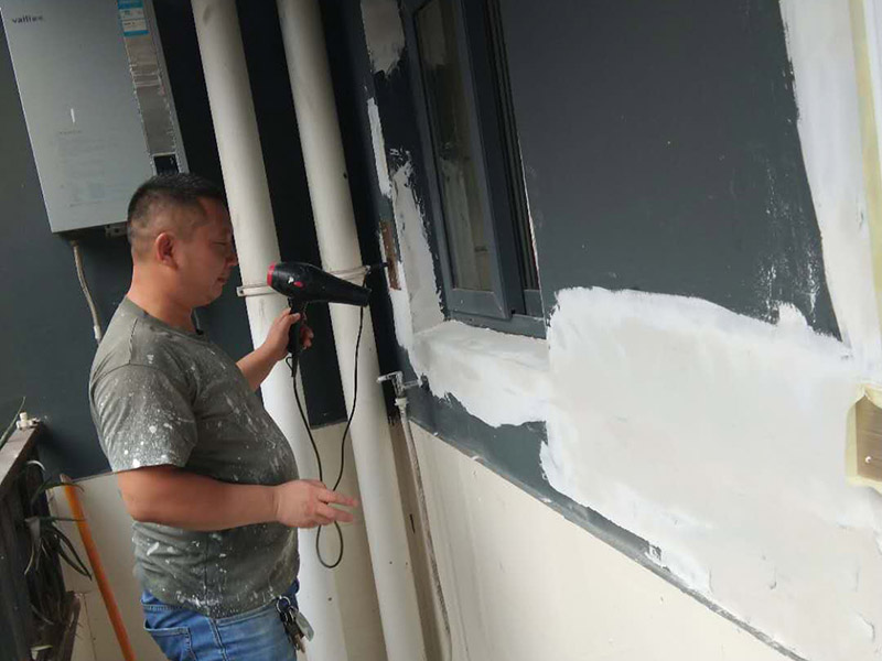 外墻粉刷翻新：在舊墻面上重新刷乳膠漆之前，一般先要對舊墻上的油污、浮灰、空鼓或裂紋等做處理，清除浮灰，鏟除起砂翹皮等部位，對油污的部位，應(yīng)先將原有涂層鏟除，不能鏟除應(yīng)徹底清洗干凈，墻面清理完畢，在用膩子批刮兩道。選用顆粒細(xì)度較高和質(zhì)地較硬的膩子為佳，也可以在膩子里增添加一定的白乳膠，可以提高膩子的硬度。上完底漆后，可以明顯看到膩子打磨完畢后還留有一些坑眼，這時候就需要修補(bǔ)了，修補(bǔ)時一定要打磨平整，再用稍微多加一點水的底漆刷一遍，以免刷面漆的時候因為與其它墻面吃水量不同而有色差。