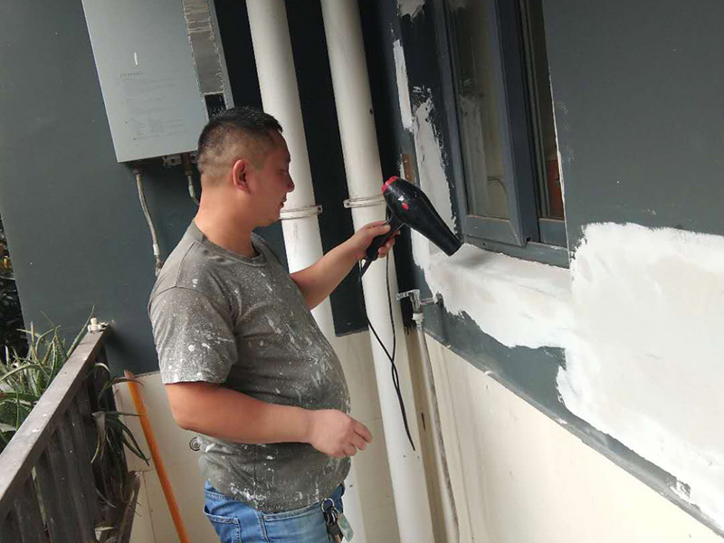 外墻粉刷翻新：在舊墻面上重新刷乳膠漆之前，一般先要對舊墻上的油污、浮灰、空鼓或裂紋等做處理，清除浮灰，鏟除起砂翹皮等部位，對油污的部位，應(yīng)先將原有涂層鏟除，不能鏟除應(yīng)徹底清洗干凈，墻面清理完畢，在用膩子批刮兩道。選用顆粒細(xì)度較高和質(zhì)地較硬的膩子為佳，也可以在膩子里增添加一定的白乳膠，可以提高膩子的硬度。上完底漆后，可以明顯看到膩子打磨完畢后還留有一些坑眼，這時候就需要修補(bǔ)了，修補(bǔ)時一定要打磨平整，再用稍微多加一點水的底漆刷一遍，以免刷面漆的時候因為與其它墻面吃水量不同而有色差。