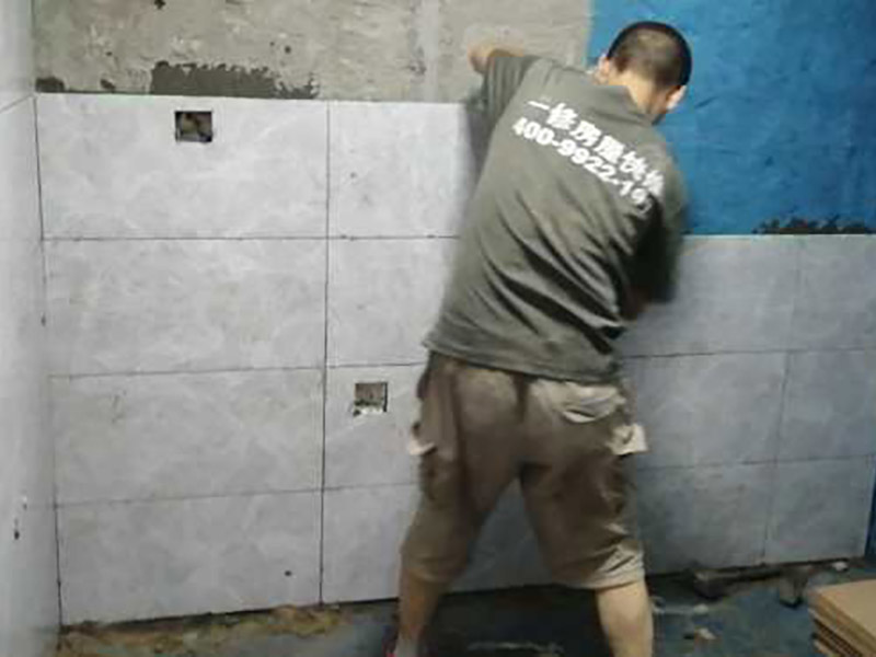 衛(wèi)生間防水貼磚:是在地面用水泥砂漿找平一次，等它干透后再做防水。那些詢問做完防水能不能馬上貼瓷磚的業(yè)主，首先要搞清楚，防水不是只做一遍就可以的。一般的防水施工要做2到3遍，而且防水的順序也是有講究的，比如，要先做完墻面防水再貼墻磚，其次才可以做地面防水，再貼地磚。因為地面經(jīng)常會踩來踩去，地面防水如果先做了會很容易踩壞。在2到3遍的防水層全部做好后，會有5到7天的固化期，所以自然的，貼瓷磚肯定是要等到這之后才能做