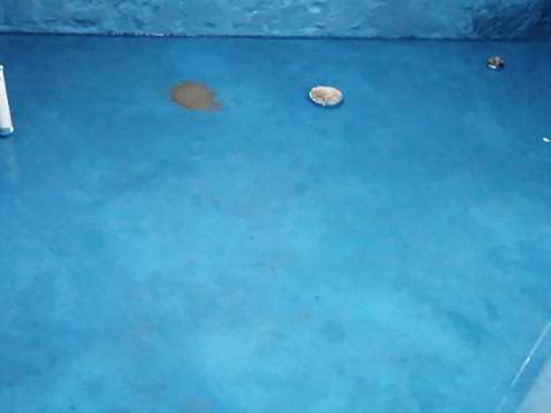 衛(wèi)生間防水貼磚:是在地面用水泥砂漿找平一次，等它干透后再做防水。那些詢問做完防水能不能馬上貼瓷磚的業(yè)主，首先要搞清楚，防水不是只做一遍就可以的。一般的防水施工要做2到3遍，而且防水的順序也是有講究的，比如，要先做完墻面防水再貼墻磚，其次才可以做地面防水，再貼地磚。因為地面經(jīng)常會踩來踩去，地面防水如果先做了會很容易踩壞。在2到3遍的防水層全部做好后，會有5到7天的固化期，所以自然的，貼瓷磚肯定是要等到這之后才能做