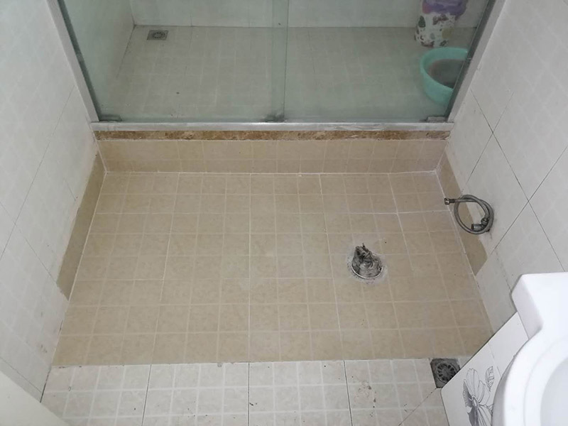 衛(wèi)生間蹲便改馬桶：1、蹲坑改座便，先測量下水口圓心至墻的距離。根據(jù)這個距離買馬桶。不要買所謂的蹲改坐專用馬桶，挑個孔距合適的虹吸馬桶吧。2、安裝馬桶前，一定先測試下水管道是否暢通。辦法：裝滿一桶水，整桶快速倒進(jìn)下水道，注意看下水道里的水位有沒有上漲。如果有上漲就必須先徹底疏通。不上漲是合格的。3、安裝時切忌不要封死馬桶底部兩邊的螺絲孔。不用加裝什么排氣孔。螺絲孔就能排氣。4、如果有條件，最好去樓下把下水管道換成直接彎頭。蹲坑使用的是存水彎。不利于馬桶下水。5、如果管道沒有更換，請注意：有些人為了省水，會少沖水，這樣容易造成管道老化或堵塞。