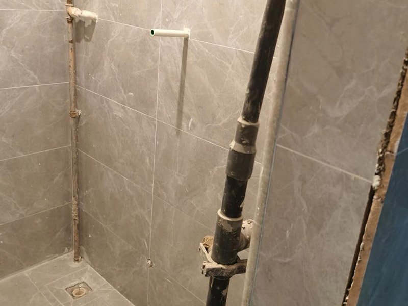 衛(wèi)生間貼磚施工：應(yīng)全部清理墻面上的各類污物，打掃干凈現(xiàn)場(chǎng)，特別是腳落里。用泥刀先批墻，后用水泥漿找平。這個(gè)工序很重要，確保底子平，防止貼后空鼓。墻面要刷防水涂料，防止貼后浸水，一般高度不低于1.8米，刷的時(shí)候會(huì)稍高一些。根據(jù)設(shè)計(jì)鋪貼圖樣的要求，確定排磚方案，用墨斗彈線，以減少施工損耗。把剛剛攪拌好的粘結(jié)劑漿料均勻的刮到墻上。瓷磚上墻將經(jīng)過(guò)預(yù)先清潔的瓷磚平整地鋪貼在粘結(jié)劑漿料基層上，使用橡膠錘將瓷磚拍實(shí)鋪平。施工過(guò)程中，可小幅度轉(zhuǎn)動(dòng)瓷磚，使?jié){料與瓷磚背面充分接觸。專家建議在鋪貼時(shí)，隨機(jī)取下已鋪貼于基層上的瓷磚作檢查。確保漿料與瓷磚背面的充分接觸。 留縫大小調(diào)整根據(jù)瓷磚的尺寸，在磚與磚之間預(yù)留相應(yīng)尺寸的縫隙留待嵌縫?？捎醚篮灥认裙潭?，粘結(jié)劑具有一定的可調(diào)整性，可對(duì)留縫的大小進(jìn)行調(diào)整。