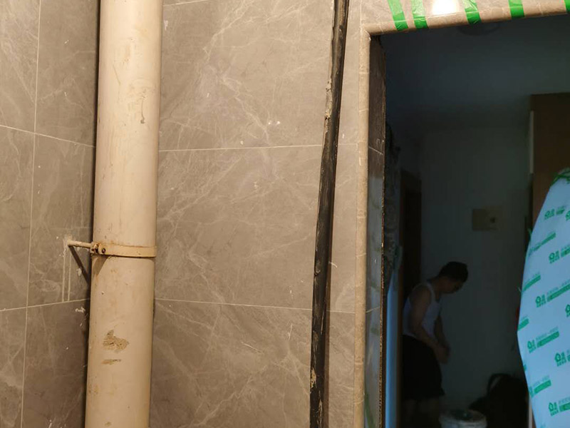 衛(wèi)生間貼磚施工：應(yīng)全部清理墻面上的各類污物，打掃干凈現(xiàn)場(chǎng)，特別是腳落里。用泥刀先批墻，后用水泥漿找平。這個(gè)工序很重要，確保底子平，防止貼后空鼓。墻面要刷防水涂料，防止貼后浸水，一般高度不低于1.8米，刷的時(shí)候會(huì)稍高一些。根據(jù)設(shè)計(jì)鋪貼圖樣的要求，確定排磚方案，用墨斗彈線，以減少施工損耗。把剛剛攪拌好的粘結(jié)劑漿料均勻的刮到墻上。瓷磚上墻將經(jīng)過(guò)預(yù)先清潔的瓷磚平整地鋪貼在粘結(jié)劑漿料基層上，使用橡膠錘將瓷磚拍實(shí)鋪平。施工過(guò)程中，可小幅度轉(zhuǎn)動(dòng)瓷磚，使?jié){料與瓷磚背面充分接觸。專家建議在鋪貼時(shí)，隨機(jī)取下已鋪貼于基層上的瓷磚作檢查。確保漿料與瓷磚背面的充分接觸。 留縫大小調(diào)整根據(jù)瓷磚的尺寸，在磚與磚之間預(yù)留相應(yīng)尺寸的縫隙留待嵌縫?？捎醚篮灥认裙潭?，粘結(jié)劑具有一定的可調(diào)整性，可對(duì)留縫的大小進(jìn)行調(diào)整。