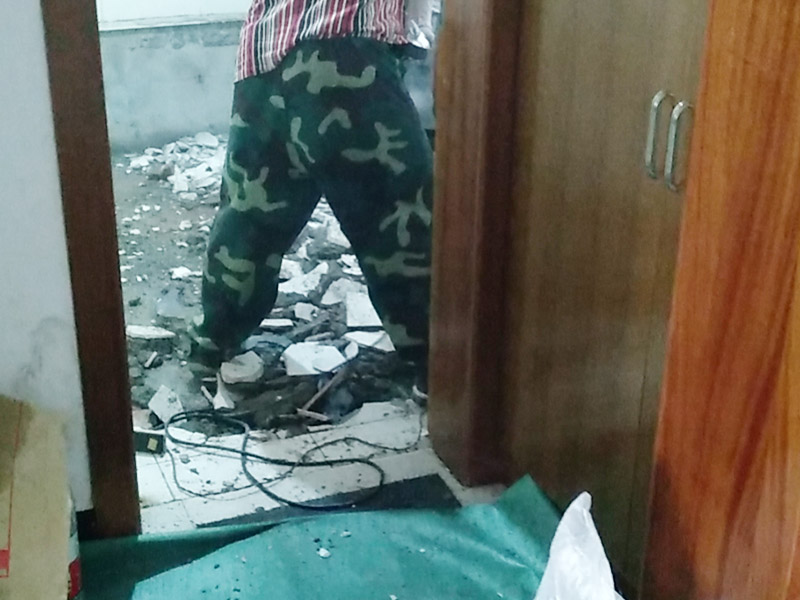 衛(wèi)生間整體拆除方案：首先，拆除瓷磚時要用電，而電是從客廳臨時拉的，為了避免在施工過程中發(fā)生觸電的現(xiàn)象，將電拉進衛(wèi)生間內(nèi)。其次，舊房改造拆除瓷磚時可以用沖擊電鉆，這種工具方便快捷，可自由更換。但在使用前應(yīng)檢查其是否靈活，可以通過空轉(zhuǎn)一分鐘的方法進行檢驗。用完之后及時進行清理。，梯子也是少不了的工具之一，它可以幫助工人拆掉處于高處的瓷磚，還可以架起臨時插座。拆磚應(yīng)從下至上進行，在施工過程中對地面及時進行處理，以免因垃圾過多從而影響后面的工作。同時要處理好房內(nèi)的防水層。拆除插座與水龍頭附近的瓷磚時應(yīng)小心，以免損壞水電設(shè)備。