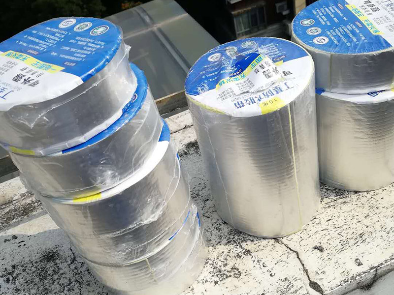 陽光房防水處理：陽光房防水還是結(jié)構(gòu)防水比較好。材料防水的做法：在中空玻璃和窗框接觸的位置采用減震墊，然后以密封膠填充。鋼結(jié)構(gòu)陽光房通常采用這種方法！、材料防水的弊端：密封材料在風(fēng)雨雪的侵蝕下容易失效，裂紋，變脆。此外，密封膠對(duì)紫外線銘感，易老化。這種密封材料通常會(huì)在兩三年后失效，導(dǎo)致陽光房漏水。 　　結(jié)構(gòu)防水的做法：EPDM膠條，密封膠條，爭(zhēng)強(qiáng)鋼板以及鋁合金型材和中空的連接方式?jīng)Q定了這種方法的科學(xué)性，因此這種防水效果極佳，即使膠條老化，更換膠條也是一件非常容易的事情。