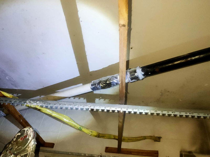 浴室水管維修更換：水管安裝后一定要進行增壓測試：增壓測試一般是在1.5倍水壓的情況下進行,在測試中應沒有漏水現(xiàn)象。 水管走頂最安全。主要是水路改造大部分走暗管，而水的特性是水往低處流。如果管路走地下，一但發(fā)生漏水很難及時發(fā)現(xiàn)，只有水漫金山或者地板變形以及漏到樓下，才會發(fā)現(xiàn)漏水，且由于水管暗埋很難查出漏水之處。這時巨大的損失更是無法挽回，甚至嚴重的影響了友好的鄰里關系;如果水管走頂部，可能水改時費用高些，但做為一項長遠投資來看，是值得的。水管走頂，即使漏水，也能夠及時發(fā)現(xiàn)，便于檢修，損失也較小。