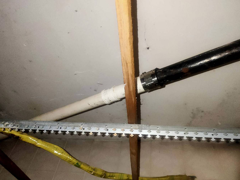 浴室水管維修更換：水管安裝后一定要進行增壓測試：增壓測試一般是在1.5倍水壓的情況下進行,在測試中應沒有漏水現(xiàn)象。 水管走頂最安全。主要是水路改造大部分走暗管，而水的特性是水往低處流。如果管路走地下，一但發(fā)生漏水很難及時發(fā)現(xiàn)，只有水漫金山或者地板變形以及漏到樓下，才會發(fā)現(xiàn)漏水，且由于水管暗埋很難查出漏水之處。這時巨大的損失更是無法挽回，甚至嚴重的影響了友好的鄰里關系;如果水管走頂部，可能水改時費用高些，但做為一項長遠投資來看，是值得的。水管走頂，即使漏水，也能夠及時發(fā)現(xiàn)，便于檢修，損失也較小。