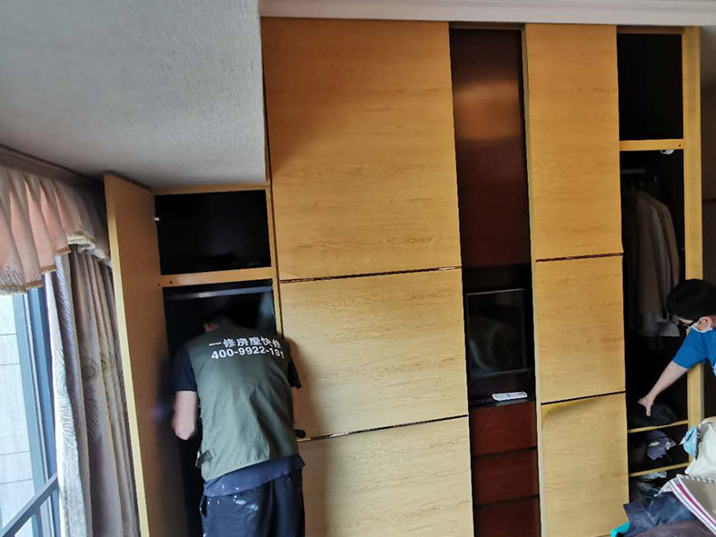 客廳背景墻拆除：拆除背景墻,具體需要看你是何種材料制作的背景墻。如果是大理石的,可以先輕輕砸一塊然后撬開其它,注意在施工過程中要慢點,以免破壞墻體。實在不行可以去找專業(yè)的施工人員,他們又工具很好拆的,而且不會對墻有損壞。