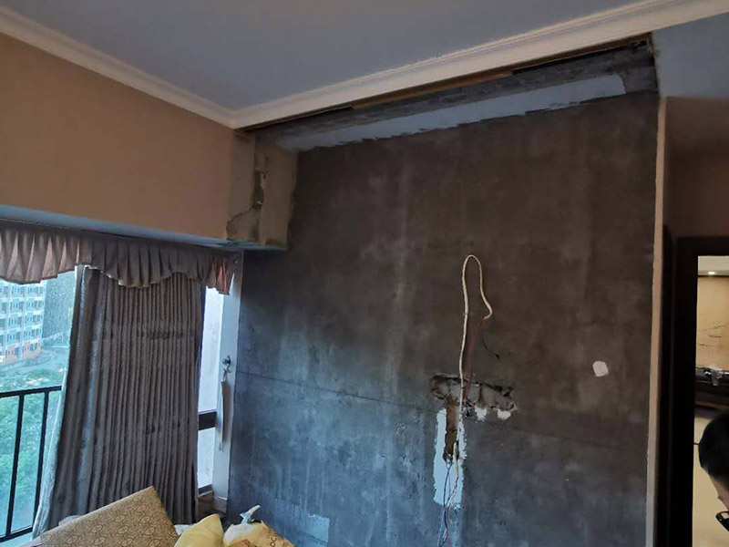 客廳背景墻拆除：拆除背景墻,具體需要看你是何種材料制作的背景墻。如果是大理石的,可以先輕輕砸一塊然后撬開其它,注意在施工過程中要慢點,以免破壞墻體。實在不行可以去找專業(yè)的施工人員,他們又工具很好拆的,而且不會對墻有損壞。