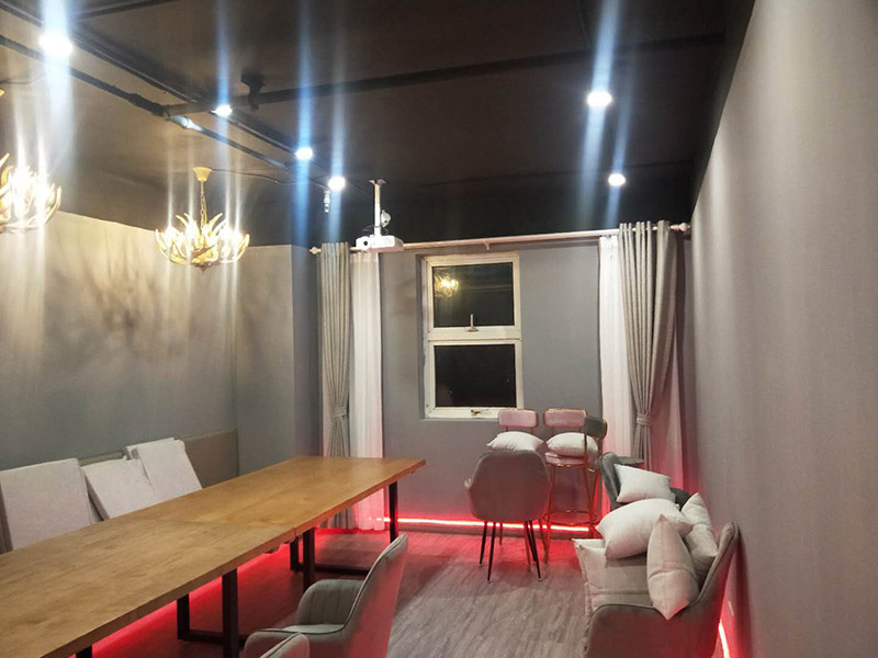 各類燈具安裝：先買好需要安裝的燈具，如果安裝的燈具比較高，需要準備好一個人字梯。安裝前要把電源總閘關(guān)閉，然后再把燈具放在要安裝的位置，旋緊螺絲將燈具固定在天花板上，最后打開總閘看是否有亮。安裝燈具時大多要鉆孔，所以使用沖擊鉆時要注意安全。