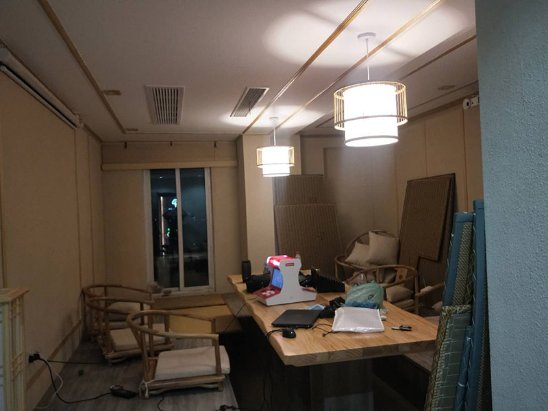 各類燈具安裝：先買好需要安裝的燈具，如果安裝的燈具比較高，需要準備好一個人字梯。安裝前要把電源總閘關(guān)閉，然后再把燈具放在要安裝的位置，旋緊螺絲將燈具固定在天花板上，最后打開總閘看是否有亮。安裝燈具時大多要鉆孔，所以使用沖擊鉆時要注意安全。