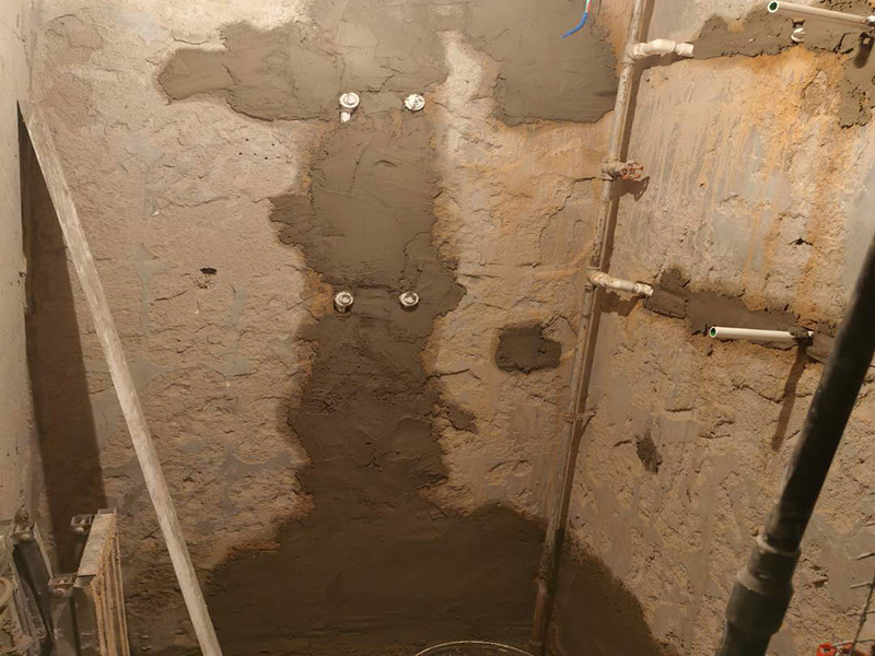 衛(wèi)生間水管鋪設(shè)找平：如果是在衛(wèi)生間，建議走吊頂內(nèi)，看不見，維修也方便，廚房這種地方，也可以沿著板底敷設(shè)。但要穿客廳，臥室（洗衣機(jī)設(shè)于陽(yáng)臺(tái)，或要接至主臥衛(wèi)生間的管道）優(yōu)先考慮埋地，常規(guī)的做法是一半設(shè)于結(jié)構(gòu)的鋼筋保護(hù)層內(nèi)，一半設(shè)于找平層內(nèi)，但照你這樣，可能只有在地面上開槽自己另外敷設(shè)了。 先用卷尺量出所需管材長(zhǎng)度；用專用管子剪或du割管器切割管材zhi，切割時(shí)必須使端面垂直于管軸線； 熱熔時(shí)，無旋轉(zhuǎn)地把管端導(dǎo)入加熱模頭套內(nèi)，插入到適當(dāng)深度，同時(shí)，無旋轉(zhuǎn)地把管件推到加熱模頭上，達(dá)到相應(yīng)深度；達(dá)到加熱時(shí)間后，立即把管材管件從加熱模具上同時(shí)取下，迅速無旋轉(zhuǎn)地直線均勻插入到已熱熔的深度，使接頭處形成均勻凸緣，并要控制插進(jìn)去后的反彈