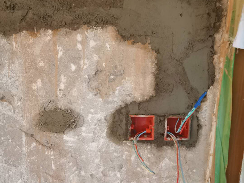 衛(wèi)生間水管鋪設(shè)找平：如果是在衛(wèi)生間，建議走吊頂內(nèi)，看不見，維修也方便，廚房這種地方，也可以沿著板底敷設(shè)。但要穿客廳，臥室（洗衣機(jī)設(shè)于陽(yáng)臺(tái)，或要接至主臥衛(wèi)生間的管道）優(yōu)先考慮埋地，常規(guī)的做法是一半設(shè)于結(jié)構(gòu)的鋼筋保護(hù)層內(nèi)，一半設(shè)于找平層內(nèi)，但照你這樣，可能只有在地面上開槽自己另外敷設(shè)了。 先用卷尺量出所需管材長(zhǎng)度；用專用管子剪或du割管器切割管材zhi，切割時(shí)必須使端面垂直于管軸線； 熱熔時(shí)，無旋轉(zhuǎn)地把管端導(dǎo)入加熱模頭套內(nèi)，插入到適當(dāng)深度，同時(shí)，無旋轉(zhuǎn)地把管件推到加熱模頭上，達(dá)到相應(yīng)深度；達(dá)到加熱時(shí)間后，立即把管材管件從加熱模具上同時(shí)取下，迅速無旋轉(zhuǎn)地直線均勻插入到已熱熔的深度，使接頭處形成均勻凸緣，并要控制插進(jìn)去后的反彈