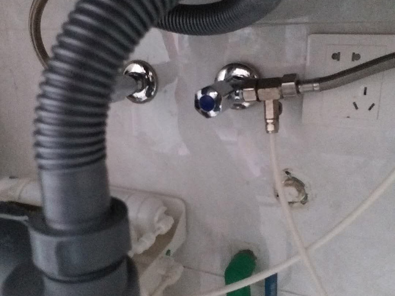 水龍頭角閥更換：關(guān)水管總閘，讓斷掉處的水管內(nèi)的水流干。小區(qū)總閘一般是在樓梯間，電梯間，開(kāi)關(guān)就在水表旁邊。讓開(kāi)關(guān)垂直水管即為關(guān)閉。將斷頭管鋸開(kāi)了一個(gè)小口，接下來(lái)，就用平口一字螺絲刀，和小榔頭，將斷頭鑿出。用平口螺絲刀刀口對(duì)準(zhǔn)斷頭剛被鋸條鋸出的口子的旁邊的管壁，然后用榔頭敲擊螺絲刀的木柄頂部，這樣便可輕易剔除斷頭，只要打開(kāi)一個(gè)小口，后面的用螺絲刀輕輕一撮就全部掉了。 最后安裝角閥或者水龍頭了，需要提前買好匹配的水龍頭或者角閥。在安裝之前，需要先將水膠帶纏繞在角閥或水龍頭絲口上，可以稍微弄點(diǎn)水濕潤(rùn)一下，更好纏繞，纏繞的時(shí)候要采用逆時(shí)針?lè)较蚶p繞。