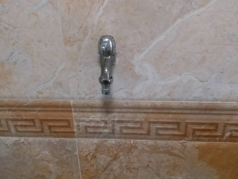 水龍頭角閥更換：關(guān)水管總閘，讓斷掉處的水管內(nèi)的水流干。小區(qū)總閘一般是在樓梯間，電梯間，開(kāi)關(guān)就在水表旁邊。讓開(kāi)關(guān)垂直水管即為關(guān)閉。將斷頭管鋸開(kāi)了一個(gè)小口，接下來(lái)，就用平口一字螺絲刀，和小榔頭，將斷頭鑿出。用平口螺絲刀刀口對(duì)準(zhǔn)斷頭剛被鋸條鋸出的口子的旁邊的管壁，然后用榔頭敲擊螺絲刀的木柄頂部，這樣便可輕易剔除斷頭，只要打開(kāi)一個(gè)小口，后面的用螺絲刀輕輕一撮就全部掉了。 最后安裝角閥或者水龍頭了，需要提前買好匹配的水龍頭或者角閥。在安裝之前，需要先將水膠帶纏繞在角閥或水龍頭絲口上，可以稍微弄點(diǎn)水濕潤(rùn)一下，更好纏繞，纏繞的時(shí)候要采用逆時(shí)針?lè)较蚶p繞。