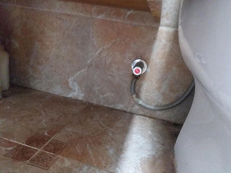 水龍頭角閥更換：關(guān)水管總閘，讓斷掉處的水管內(nèi)的水流干。小區(qū)總閘一般是在樓梯間，電梯間，開(kāi)關(guān)就在水表旁邊。讓開(kāi)關(guān)垂直水管即為關(guān)閉。將斷頭管鋸開(kāi)了一個(gè)小口，接下來(lái)，就用平口一字螺絲刀，和小榔頭，將斷頭鑿出。用平口螺絲刀刀口對(duì)準(zhǔn)斷頭剛被鋸條鋸出的口子的旁邊的管壁，然后用榔頭敲擊螺絲刀的木柄頂部，這樣便可輕易剔除斷頭，只要打開(kāi)一個(gè)小口，后面的用螺絲刀輕輕一撮就全部掉了。 最后安裝角閥或者水龍頭了，需要提前買好匹配的水龍頭或者角閥。在安裝之前，需要先將水膠帶纏繞在角閥或水龍頭絲口上，可以稍微弄點(diǎn)水濕潤(rùn)一下，更好纏繞，纏繞的時(shí)候要采用逆時(shí)針?lè)较蚶p繞。